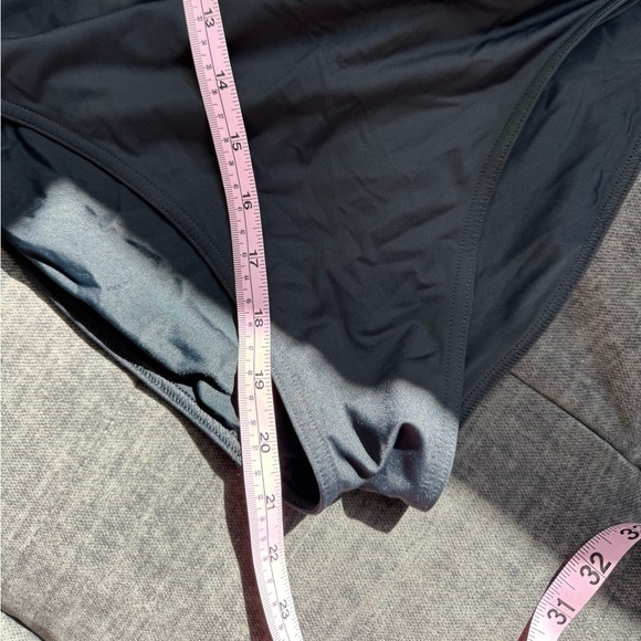 Vineyard Vines Size L strapless bathing suit with gold metal accents - Picture 3 of 6